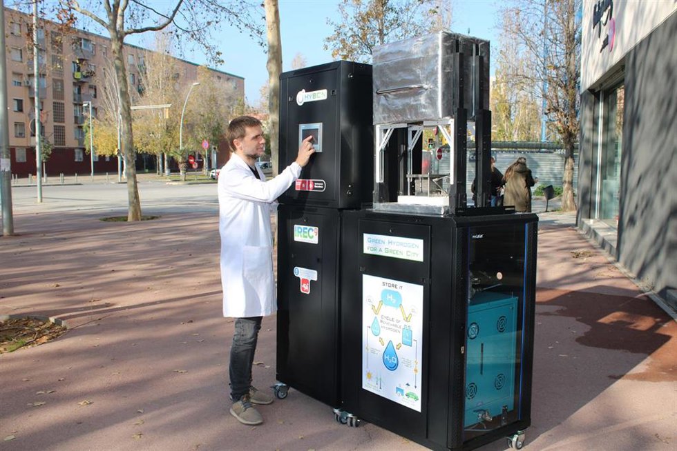 Un científico usa un electrolizador reversible para generar hidrógeno.