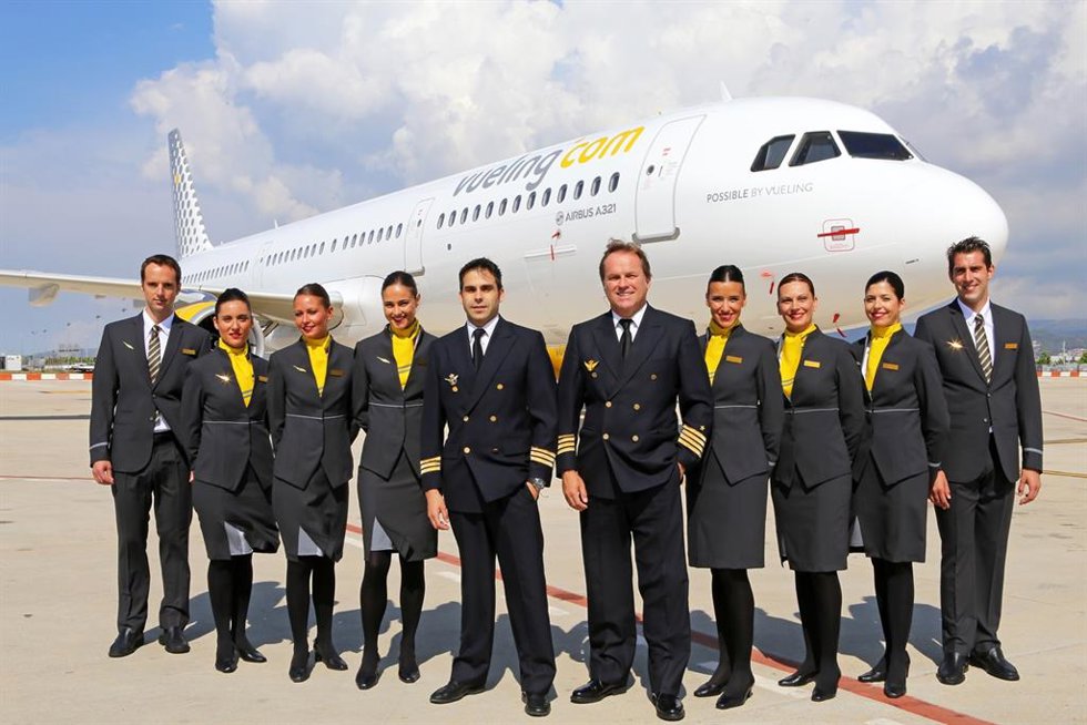 Archivo - Tripulación de cabina de Vueling.