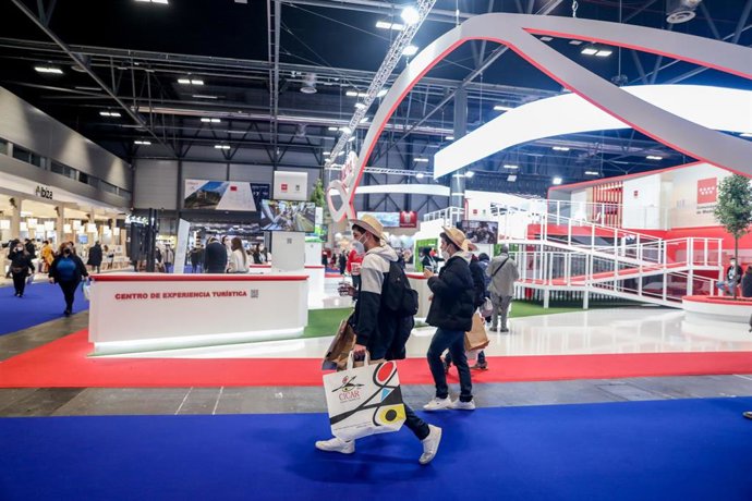 Asistentes a su llegada a Fitur en el estand de Madrid. Archivo.