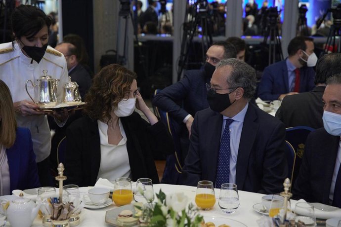 La presidenta de la Comunidad de Madrid, Isabel Díaz Ayuso, y el consejero de Educación, Universidades y Ciencia y portavoz del Gobierno regional, Enrique Ossorio, conversan en un desayuno informativo organizado por Nueva Economía Fórum