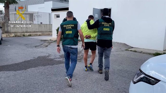 La Guardia Civil detiene a un huido de la justicia en la Isla de Ibiza.