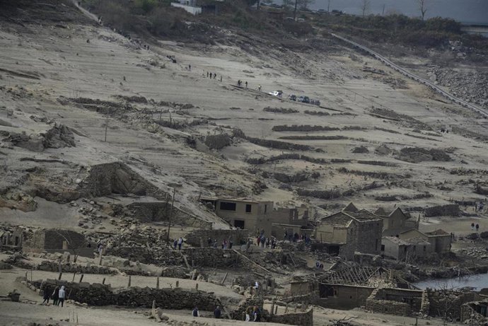 Ruinas de la aldea de Aceredo, a 12 de febrero de 2022, en Lobios, Ourense, Galicia (España). La sequía, producida en las cuencas gallegas por la falta de lluvia, ha dejado Aceredo al descubierto, convirtiéndose en atracción turística. Esta aldea quedó 
