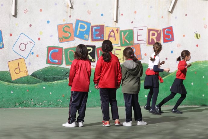 Un grupo de niños en el patio del colegio sin mascarilla, en el colegio Blanca de Castilla, a 10 de febrero de 2022, en Madrid (España). 