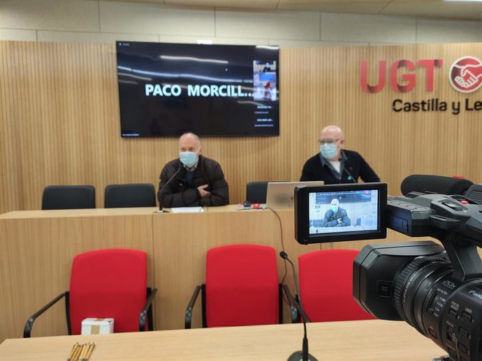 El secretario general de UGT en Castilla y León, Faustino Temprano, (i) durante la inauguración de la jornada sobre negociación colectiva y diálogo social europeo.