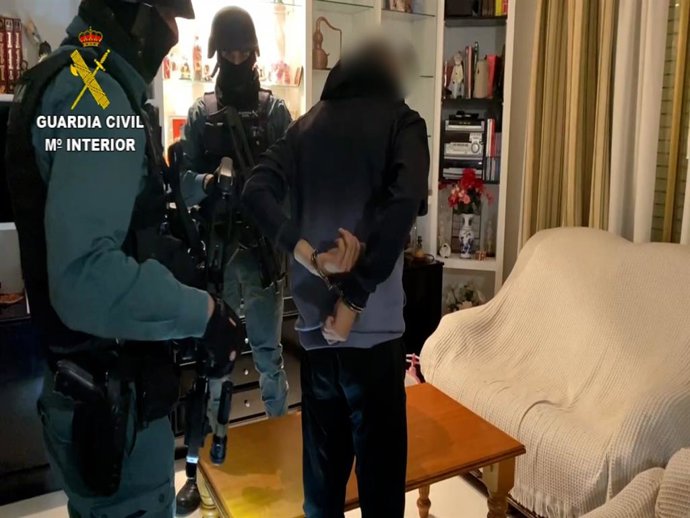 Detiene a cinco personas por numerosos delitos contra el patrimonio, entre ellos una joyería