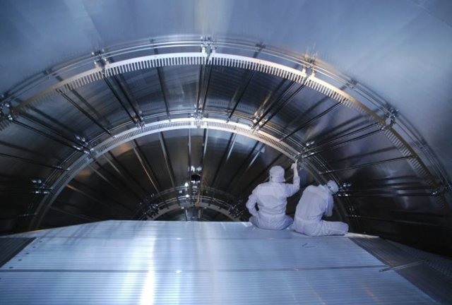 Montaje de electrodos en el espectrómetro principal del experimento KATRIN