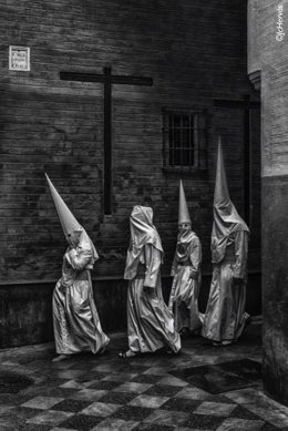 El fotógrafo sevillano Juan Carlos Hervás llevará por primera vez al Festival de Fotografía FinerArt Igualada la Semana Santa de Sevilla.