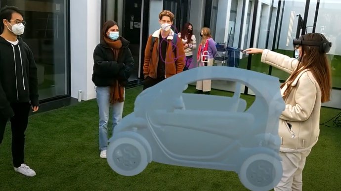 Estudiantes y profesores de la CEU UCH manejan hologramas de un diseño de coche y un proyecto arquitectónico en el espacio real del aula, gracias a la tecnología de Mixed Reality desarrollada por Plain Concepts con el visor de MR Hololens 2 de Microsoft