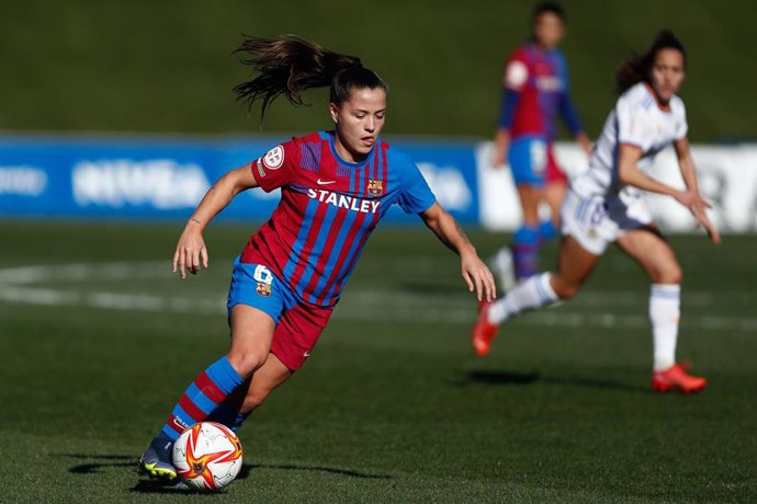 Archivo - Claudia Pina, jugadora del FC Barcelona, se incorpora a la selección española femenina que disputará la Arnold Clark Cup en Inglaterra.