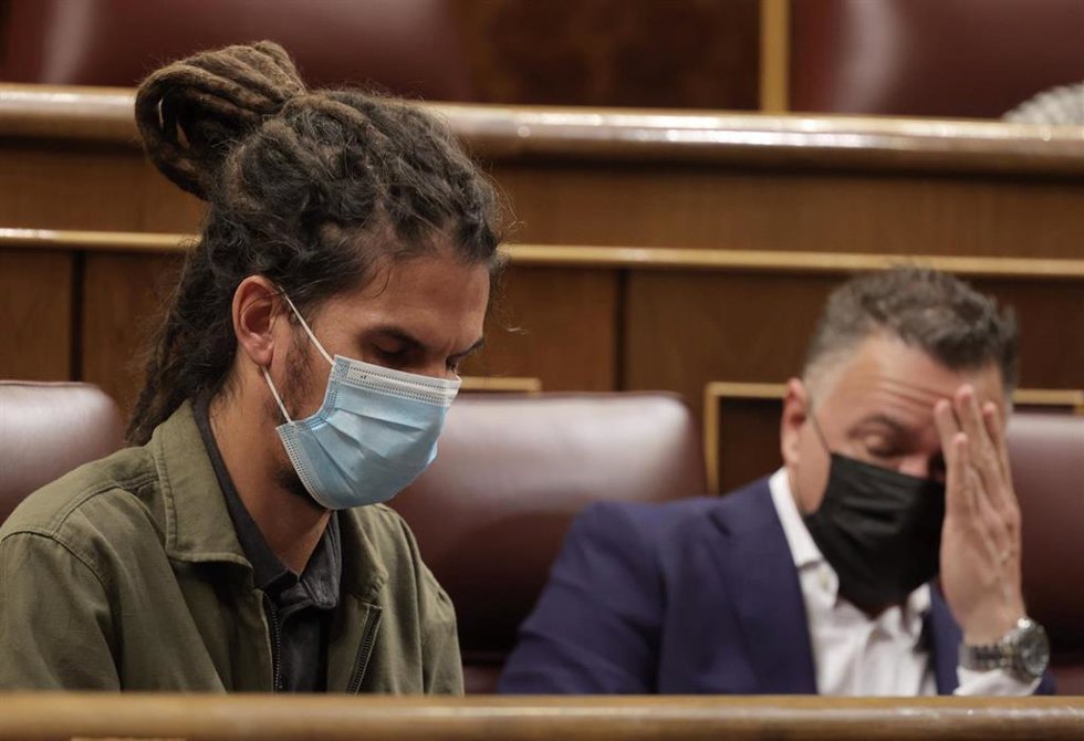 Archivo - El exdiputado de Unidas Podemos Alberto Rodríguez (I), y el diputado nacional de Unidas Podemos poncia de Cádiz, Juan Antonio Delgado, en una sesión plenaria en el Congreso de los Diputados, a 14 de octubre de 2021, en Madrid (eSPAÑA).