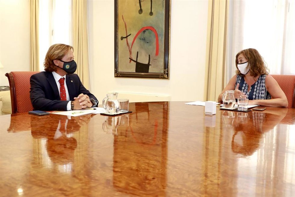Archivo - El portavoz de Vox en Baleares, Jorge Campos, y la presidenta del Govern, Francina Armengol, reunidos en el Consolat de Mar en septiembre.