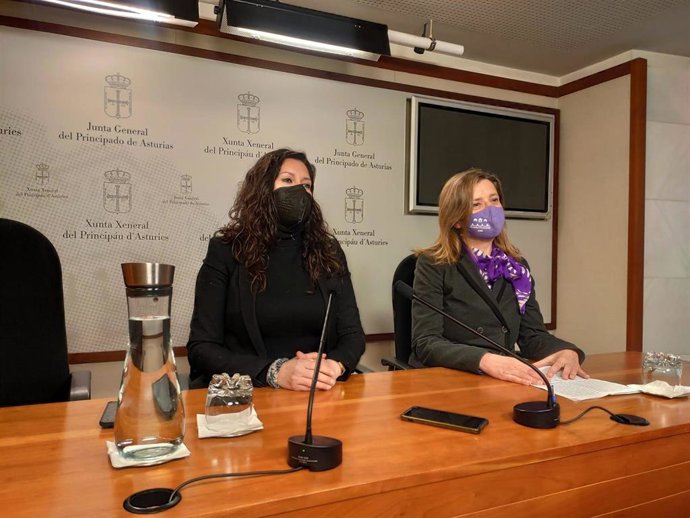 La diputada de Podemos, Nuria Rodríguez, y la portavoz de Somos Oviedo, Ana Taboada.