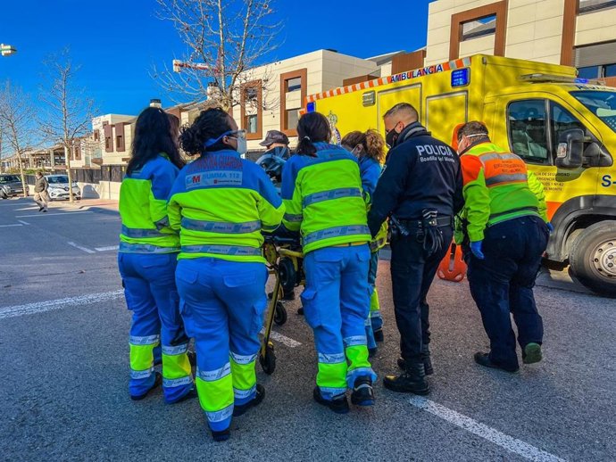 Muy grave un jardinero de 61 años al aplastarle la grúa que dirigía contra un árbol en Boadilla