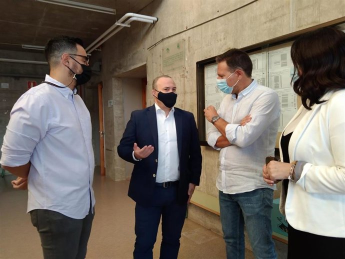 Rubén Molina, portavoz del grupo municipal de Cs en el Ayuntamiento de Rociana del Condado, junto a Julio Díaz, parlamentario de Cs por Huelva y portavoz adjunto del partido liberal en el Parlamento de Andalucía, en una visita al IES Virgen del Socorro.