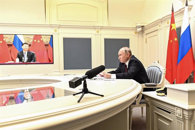 Archivo - Vladimir Putin y Xi Jinping, en una videoconferencia