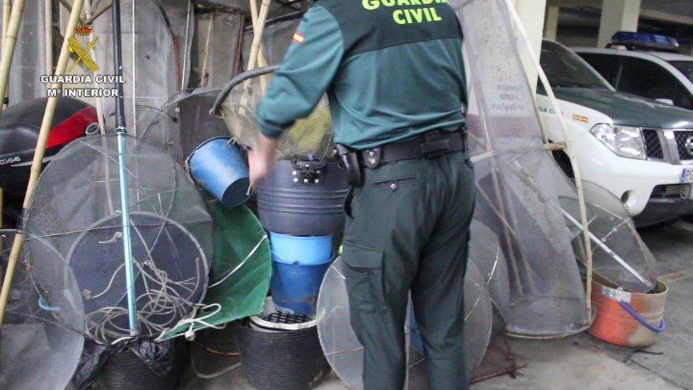 Archivo - Intervención de la Guardia Civil por pesca ilegal de angulas en Cantabria. Archivo