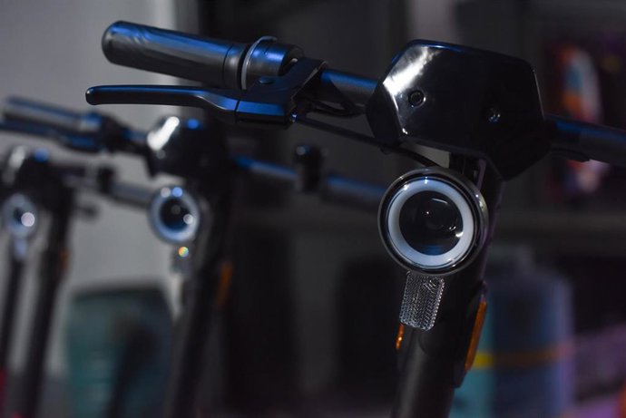 Archivo - Varios patinetes eléctricos. 