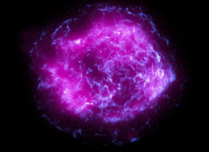Esta imagen de la supernova Cassiopeia A combina algunos de los primeros datos de rayos X recopilados por IXPE, que se muestran en magenta, con datos de rayos X de alta energía del Observatorio de Rayos X Chandra de la NASA, en azul.
