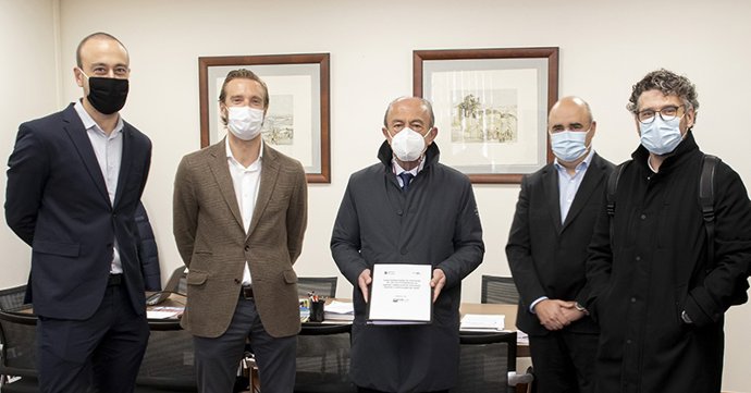 Archivo - El consejero de Industria, Javier López Marcano, recibe el documento del Plan Coordinado del Transporte Público del Besaya