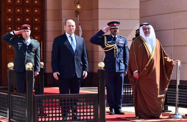 El primer ministro de Israel, Naftali Bennett (i), junto al príncipe heredero y primer ministro de Bahréin, Salmán bin Hamad al Jalifa (d), durante un acto en Manama