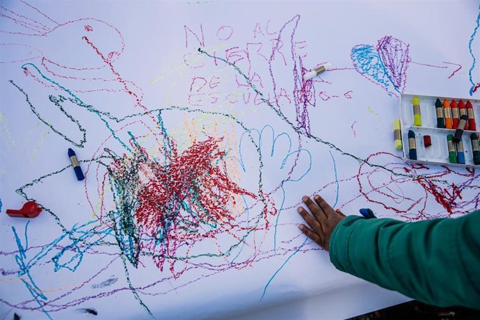 Archivo - Un dibujo hecho por varios niños, en una manifestación en defensa del ciclo educativo 0-6 años.