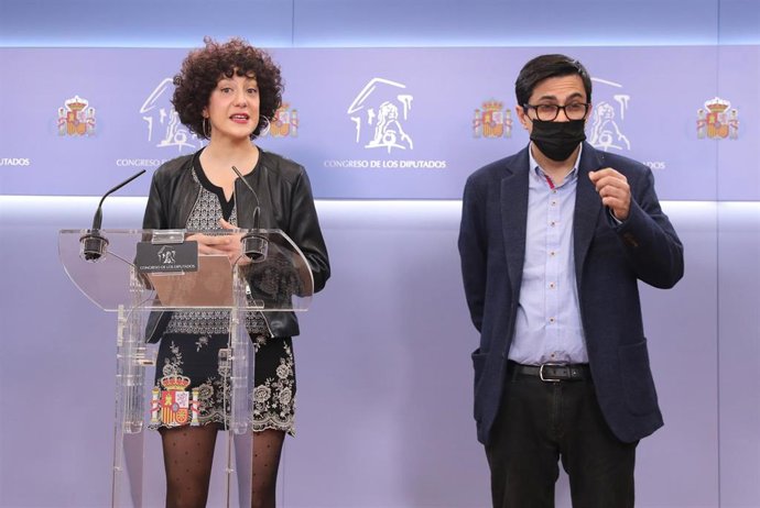 La portavoz de En Comú Podem en el Congreso, Aina Vidal, y el diputado, Gerardo Pisarello, a su llegada a una rueda de prensa previa a una reunión de la Junta de Portavoces, en el Congreso de los Diputados, a 15 de febrero de 2022, en Madrid (España).