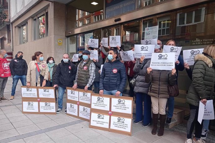 Concetración de la plantilla de diálisis de Cantabria ante la Consejería de Sanidad