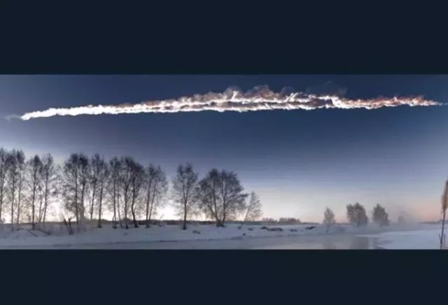 Rastro de nube de vapor dejado por el asteroide Chelyabinsk