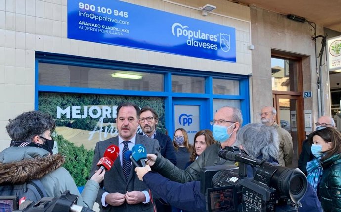 El presidente del PP vasco, Carlos Iturgaiz, en declaraciones a los periodistas en Iruña de Oca, en Álava