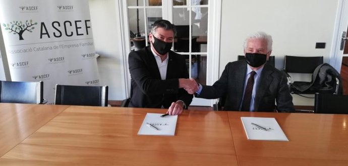 El president de Pimec, Antoni Cañete, i el president de l'Ascef, Amadeu Jori, en el moment de la signatura