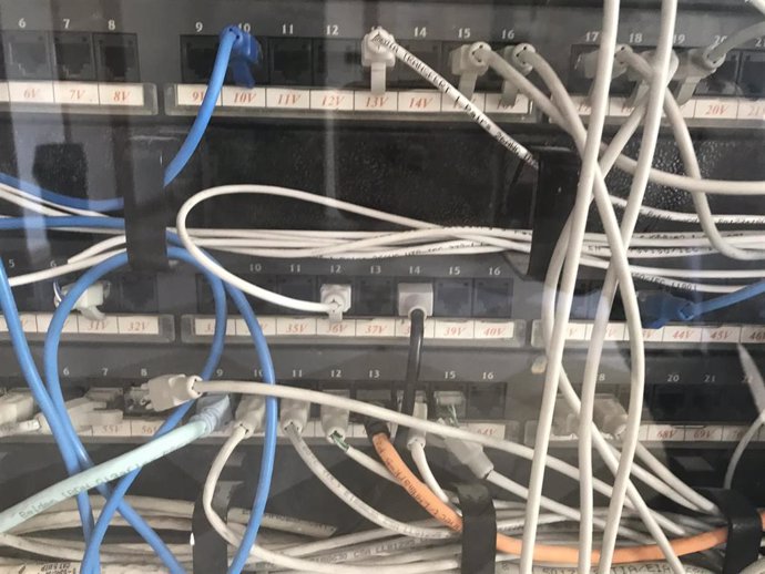 Archivo - Cables, conexiones, enlaces, conectar, datos