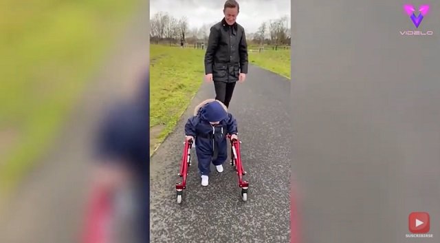 Un niño con parálisis cerebral camina por primera vez