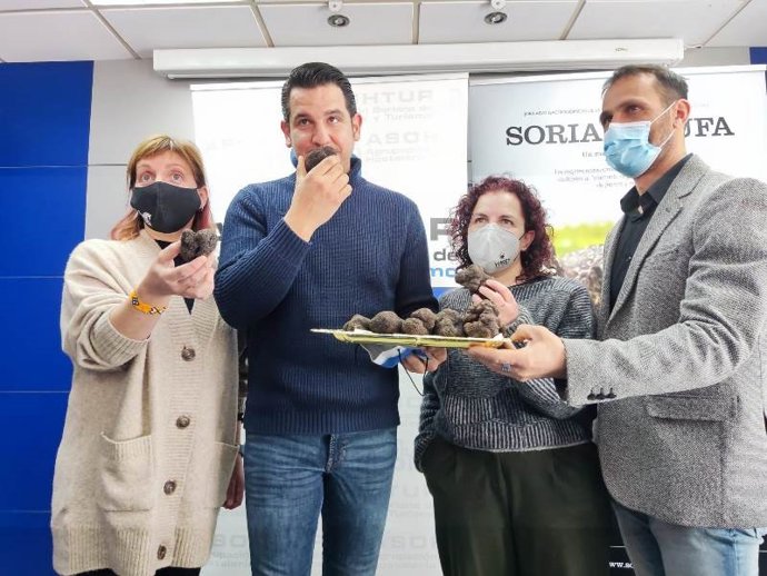 De izda a dcha, Yolanda Santos, Pablo Cabezón, Beatriz Martínez y Enrique Rubio presentan las Jornadas Soria y Trufa.