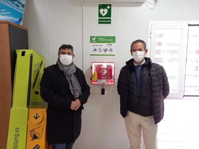 El director  general de la Agencia Pública de Puertos, Rafael Merino, ha asistido este martes a la instalación del desfibrilador en el puerto de Ayamonte.
