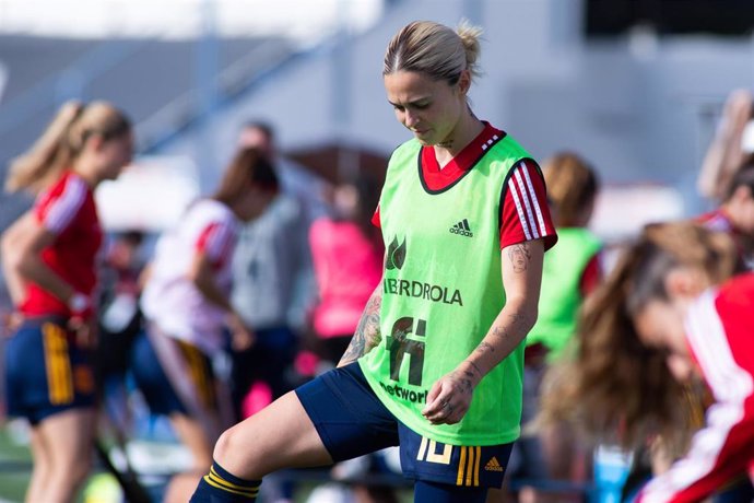 Archivo - La jugadora internacional María León en el calentamiento del amistoso de España contra México en Marbella en abril de 2021.