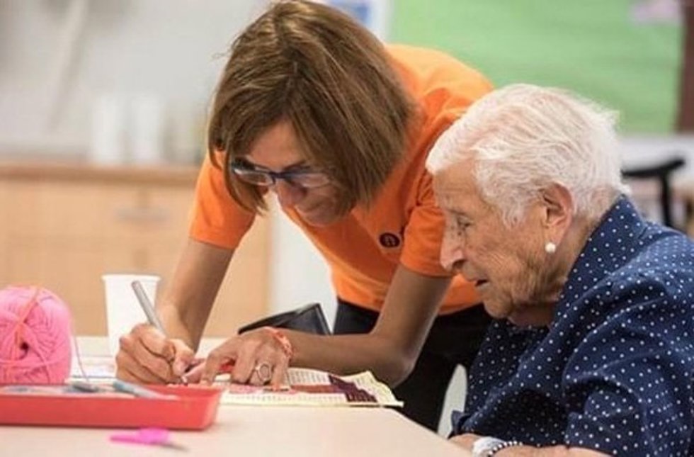 Archivo - Mujer cuidando a una persona mayor