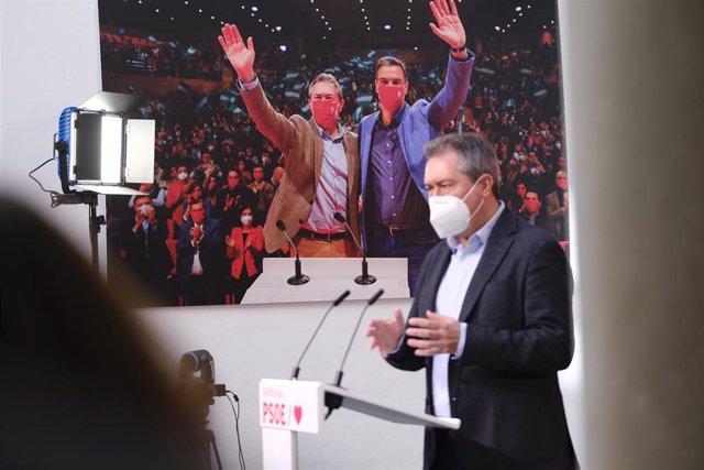 El secretario general del PSOE-A, Juan Espadas, en rueda de prensa en la sede del PSOE-A en Sevilla.