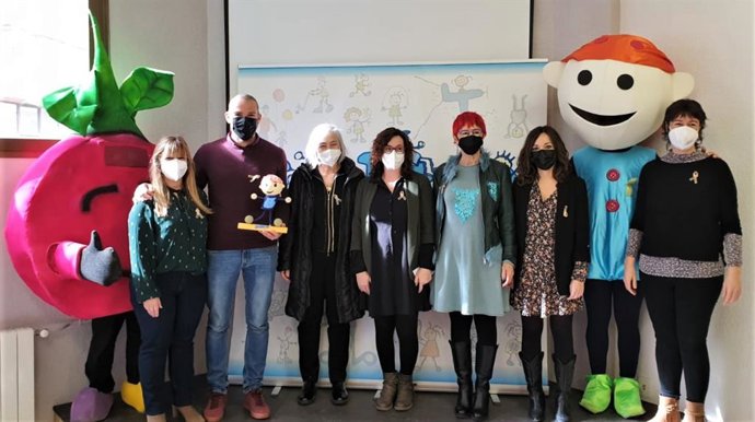 Arantza Díaz, de la Apyma de Mendialdea; Raúl Maiza, alcalde de Berriozar; María Sagaseta, de Oncología Pediátrica del HUN; Olaia Juárez, presidenta de ADANO; Santos Induráin, consejera de Salud; Miren Oscoz, oncóloga y Patricia Aizpún, de Mendialdea.
