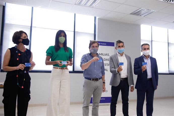 Archivo - El alcalde de Madrid, José Luis Martínez-Almeida (3d); y la vicealcaldesa, Begoña Villacís (4d), durante la presentación de la tarjeta Familias, una nueva herramienta de atención social