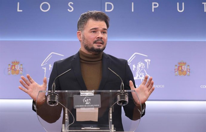 El portavoz de ERC en el Congreso, Gabriel Rufián, interviene en una rueda de prensa previa a una reunión de la Junta de Portavoces, en el Congreso 