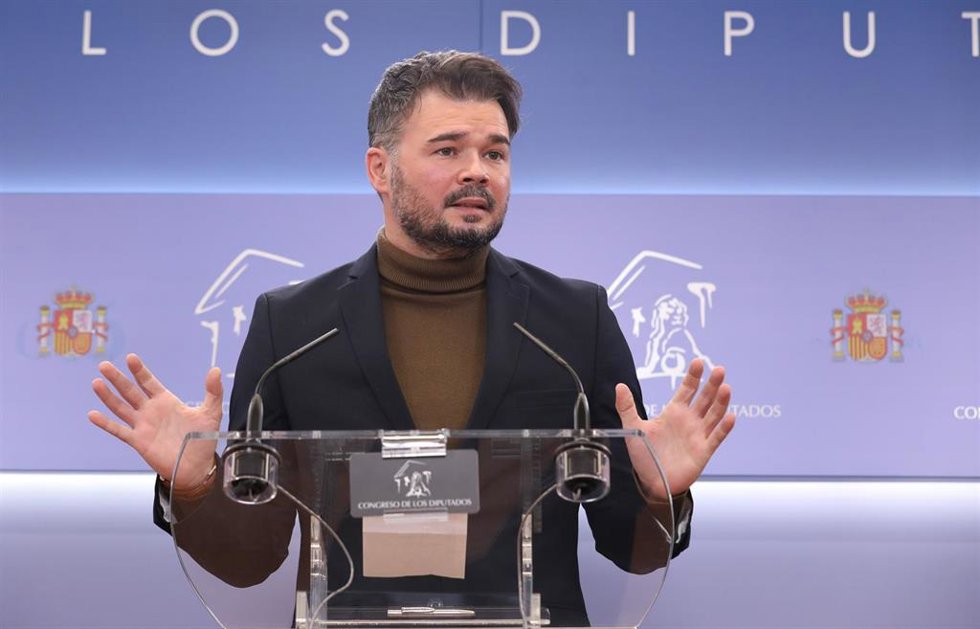 El portavoz de ERC en el Congreso, Gabriel Rufián, interviene en una rueda de prensa previa a una reunión de la Junta de Portavoces, en el Congreso 