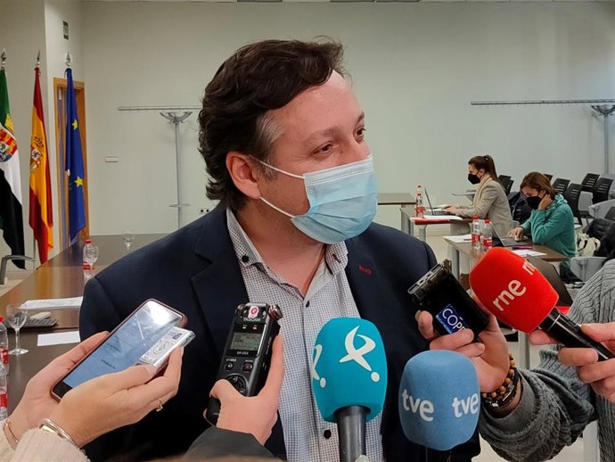 Francisco Javier Amaya, secretario general de Educación, atiende a los medios de comunicación.