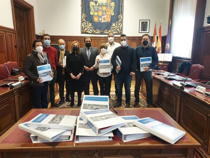 Entrega inventarios municipales de bienes a siete ayuntamientos, 21 juntas vecinales y una mancomunidad.
