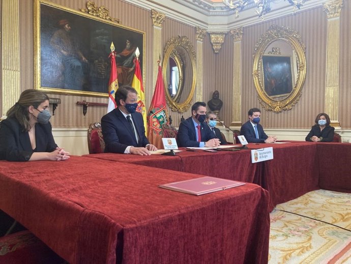 En el centro de la imagen, el alcalde de Burgos, Daniel de la Rosa, con representantes de los colegios profesionales de Abogados y Procuradores.