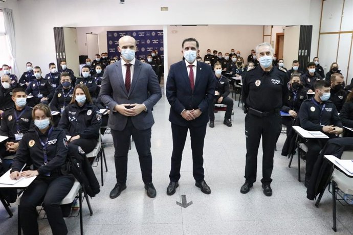 El alcalde de Murcia, José Antonio Serrano, acompañado por el concejal de Gestión Económica y Seguridad Ciudadana, Enrique Lorca, en la Academia de Policía Local