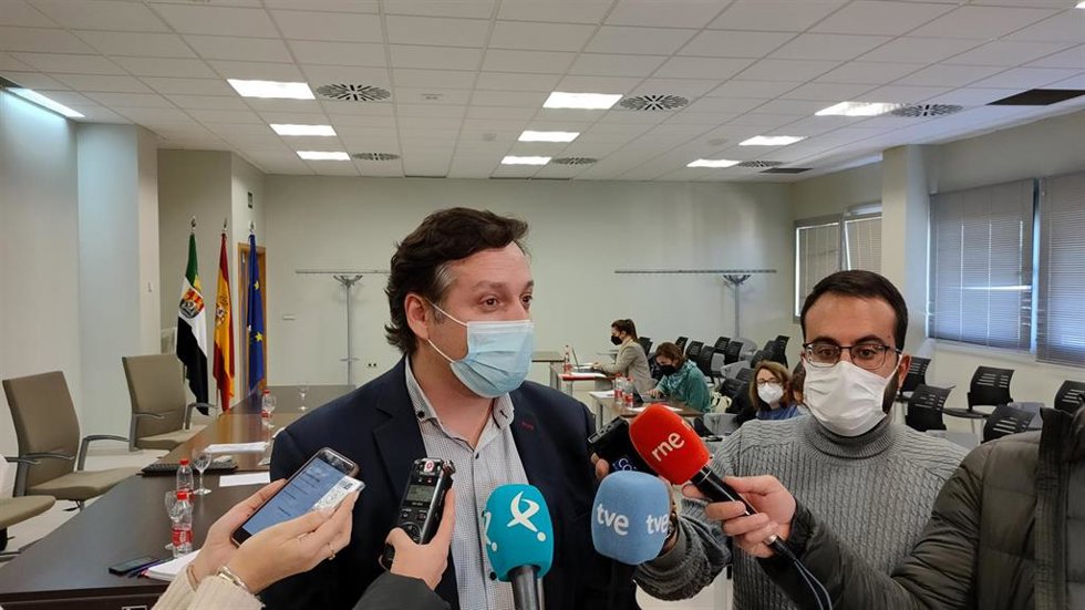 El secretario general de Educación de la Junta de Extremadura, Francisco Javier Amaya, en declaraciones a los medios tras la Mesa Sectorial de Educación