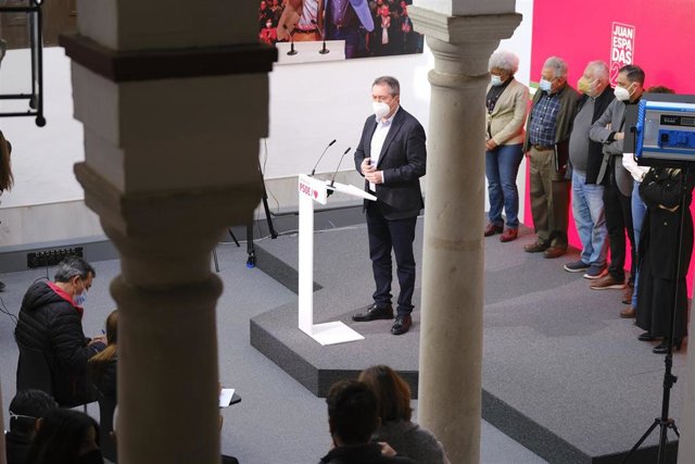 El secretario general del PSOE-A, Juan Espadas, en rueda de prensa en la sede del PSOE-A en Sevilla.