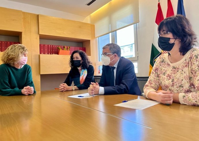 El consejero de Servicios Sociales, Pablo Rubio, y la presidenta de la Asociación de Familiares y Amigos de Niños con Cáncer, Faro Rioja, Lidia Sáez, han firmado un acuerdo para valorar preferentemente a niños con cáncer en discapacidad