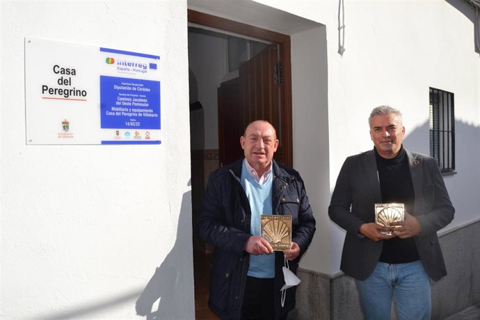 Montoro entrega al alcalde de Villaharta el mobiliario de la Casa del Peregrino.