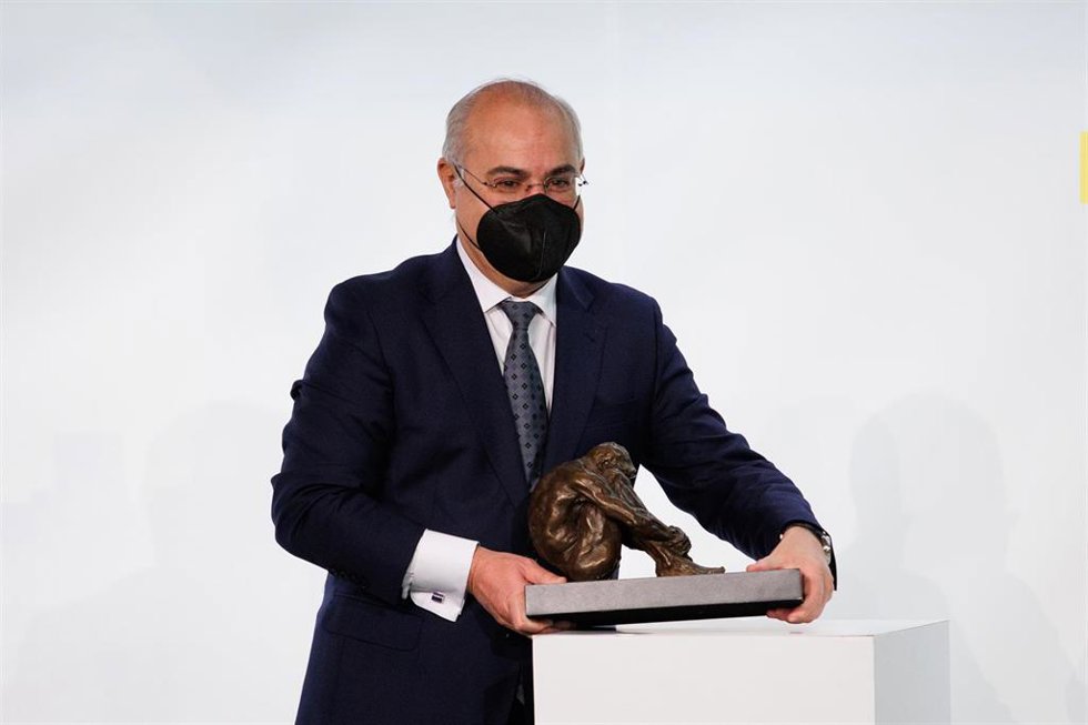 Archivo - El magistrado del Tribunal Supremo (TS), Pablo Llarena, sostiene el premio Fundación Villacisneros
